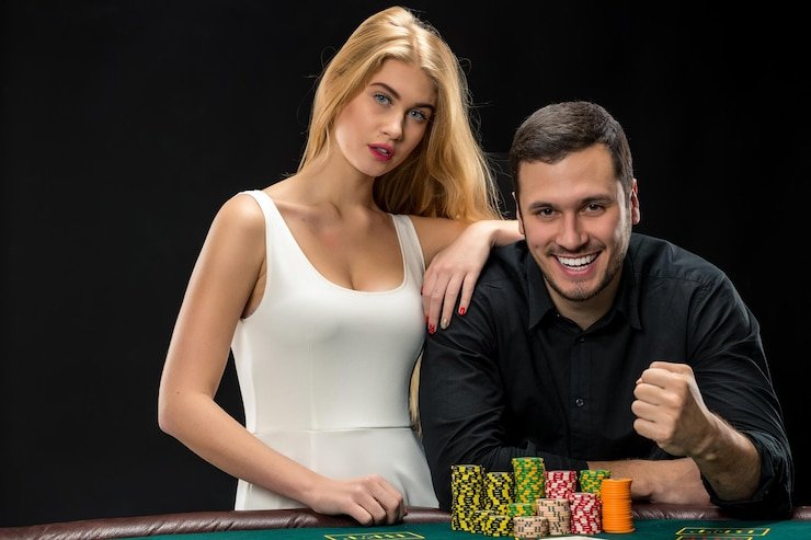 Pemain Speed Baccarat di tatabet dengan monitor menampilkan sejarah permainan